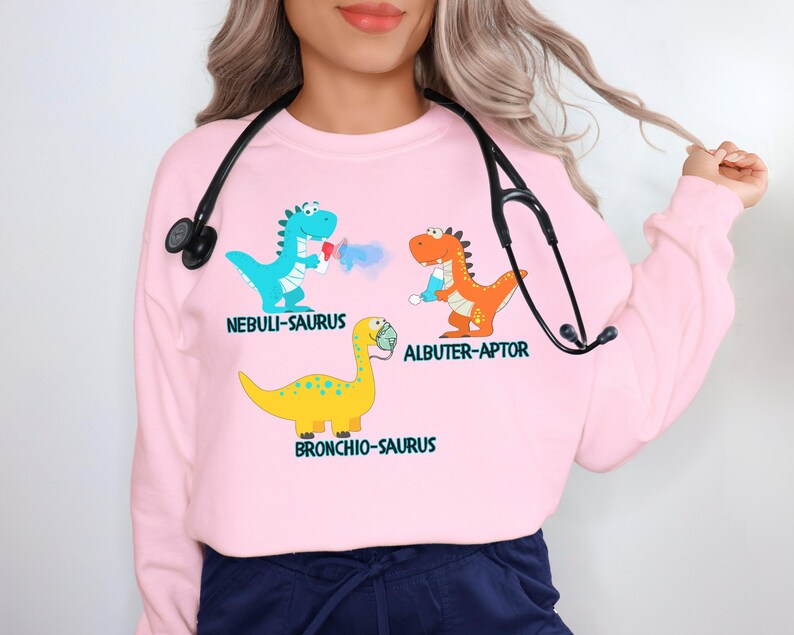 Grappig sweatshirt voor ademhalingstherapeut, shirt dinosaurus pediatrische ademhalingstherapie, aangepast shirt voor kinderarts en verpleegster, PICU RRT ronde hals Light Pink
