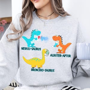 Grappig sweatshirt voor ademhalingstherapeut, shirt dinosaurus pediatrische ademhalingstherapie, aangepast shirt voor kinderarts en verpleegster, PICU RRT ronde hals Ash