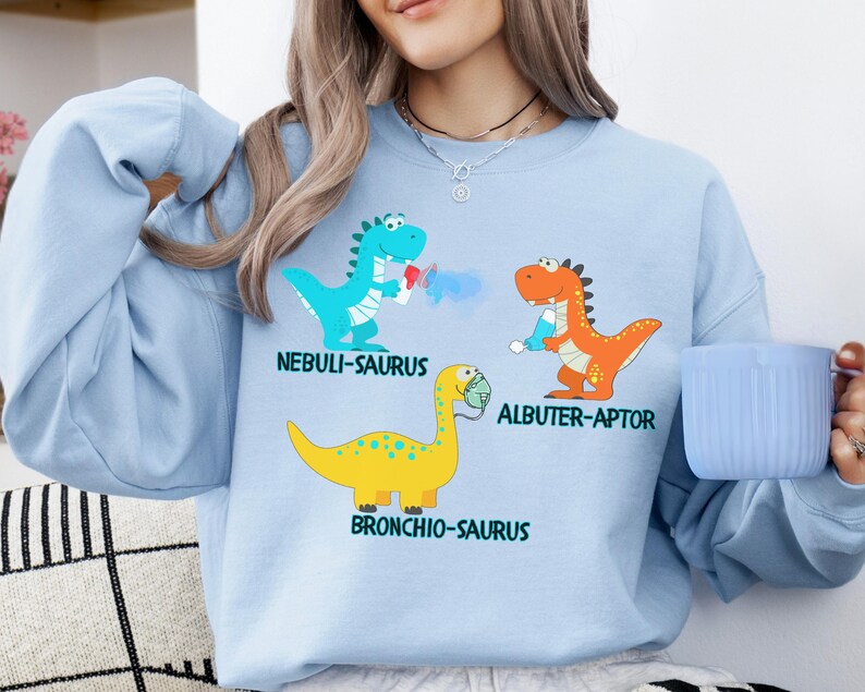 Grappig sweatshirt voor ademhalingstherapeut, shirt dinosaurus pediatrische ademhalingstherapie, aangepast shirt voor kinderarts en verpleegster, PICU RRT ronde hals Light Blue