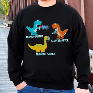 Grappig sweatshirt voor ademhalingstherapeut, shirt dinosaurus pediatrische ademhalingstherapie, aangepast shirt voor kinderarts en verpleegster, PICU RRT ronde hals afbeelding 2