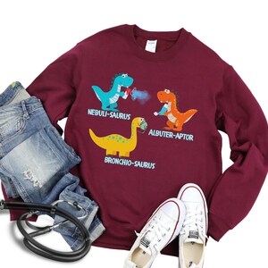 Grappig sweatshirt voor ademhalingstherapeut, shirt dinosaurus pediatrische ademhalingstherapie, aangepast shirt voor kinderarts en verpleegster, PICU RRT ronde hals Maroon