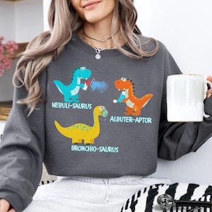 Grappig sweatshirt voor ademhalingstherapeut, shirt dinosaurus pediatrische ademhalingstherapie, aangepast shirt voor kinderarts en verpleegster, PICU RRT ronde hals Charcoal