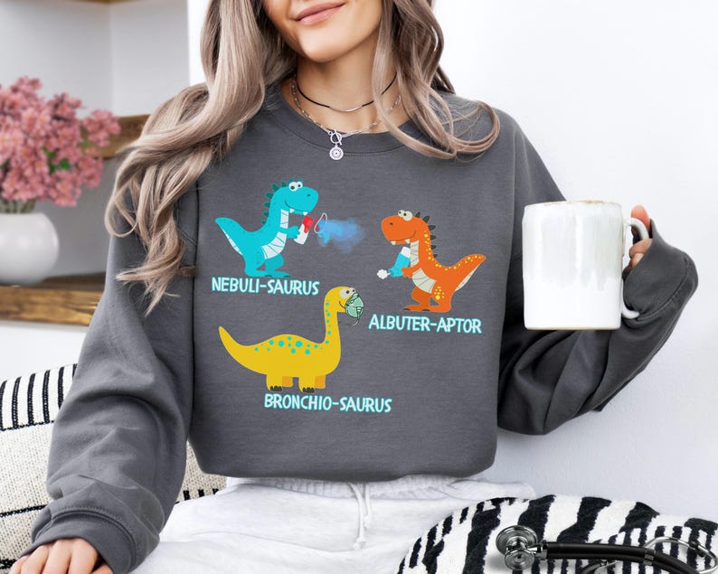 Grappig sweatshirt voor ademhalingstherapeut, shirt dinosaurus pediatrische ademhalingstherapie, aangepast shirt voor kinderarts en verpleegster, PICU RRT ronde hals Charcoal