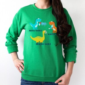 Grappig sweatshirt voor ademhalingstherapeut, shirt dinosaurus pediatrische ademhalingstherapie, aangepast shirt voor kinderarts en verpleegster, PICU RRT ronde hals Irish Green