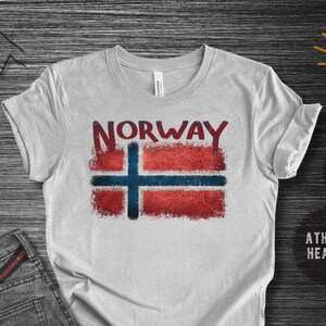 Könnte beinhalten: Eine weiße Keramik-Tasse mit schwarzem Henkel und dem Text "But First, Coffee" in schwarzer, fetter Schrift. Die Tasse steht auf einer weißen Oberfläche.