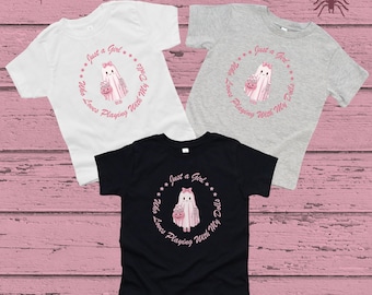Camiseta de Halloween para niña pequeña, "Solo una niña a la que le encanta jugar con sus muñecas", muñecas fantasma con esqueleto, linda camiseta espeluznante para niña pequeña, camiseta de truco o trato