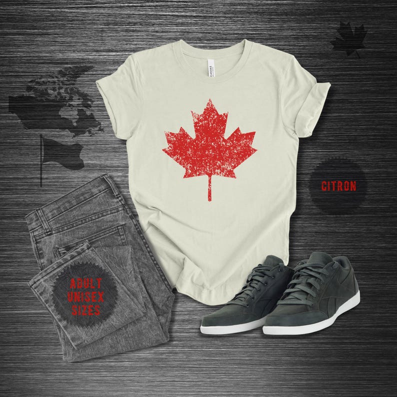 K&ouml;nnte beinhalten: Cremefarbenes T-Shirt mit einem roten Ahornblatt-Design im Used-Look. Dazu eine graue Jeans und dunkelgraue Sneaker mit wei&szlig;en Sohlen. Das Wort "Citron" befindet sich in einem Kreis. Der Text "ADULT UNISEX SIZES" befindet sich in einem Kreis.