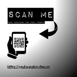 K&ouml;nnte beinhalten: Schwarz-wei&szlig;e Grafik mit dem Text "SCAN ME" &uuml;ber einem QR-Code auf einem Smartphone. Das Bild enth&auml;lt den Text "COOL DESIGNS FOR COOL PEOPLE" und eine Website-Adresse.