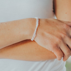 MOON - Verträumtes Mond Armband / zierliches Boho Armband / dehnbares Armband / Böhmische Glasperlen / minimalistisch / zierlich