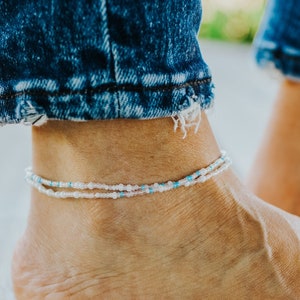 ACRUX - Weiß, Hellblau & Kristallperlen-Fußkettchen | Doppelt gewickeltes, dehnbares Boho Fußkettchen für Frauen | Handgemachter Böhmischer Glasschmuck