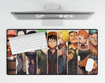 Può includere: Un tappetino da scrivania rettangolare con un design a pannelli verticali che presenta illustrazioni di vari personaggi anime di One Piece, tra cui Luffy, Sanji e Nami, disposti in fila. Il tappetino è posizionato sotto una tastiera e un mouse bianchi.
