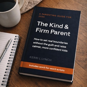 Peut inclure: Un livre intitulé "The Kind & Firm Parent" avec une couverture bleu marine et une bande orange. Le livre est posé sur une surface en bois à côté d'une tasse de café, d'un bloc-notes et d'un stylo. Le sous-titre du livre est "Comment fixer de vraies limites sans culpabiliser et élever des enfants plus calmes et plus confiants."