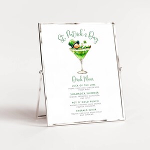 Może przedstawiać: Drukowane menu napojów na Dzień Świętego Patryka z kreskówkowym krasnoludkiem w kieliszku do martini. Menu zawiera cztery koktajle: Luck of the Lime, Shamrock Shimmer, Pot O' Gold Punch i Emerald Elixir.