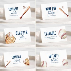 Op de afbeelding: Witte baseball-thema voedsel label templates met marineblauwe tekst en aquarel illustraties. Ontwerpen omvatten honkballen, knuppels en handschoenen. Tekst bevat "Editable Food Label", "Home Run Hot Dogs" en "Slugger Sliders".