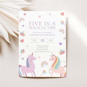 Puede incluir: Una invitación de cumpleaños en colores pastel con el texto "FIVE IS A MAGICAL VIBE". La invitación presenta unicornios, arcoíris, corazones y estrellas. Incluye la fecha, hora y lugar para el 5º cumpleaños de Harper.