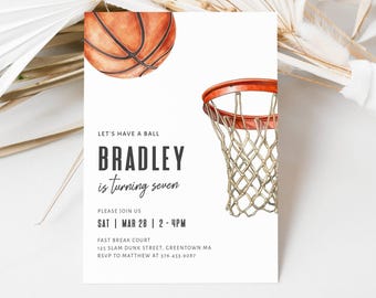 Op de afbeelding: Een basketbal-thema verjaardagsuitnodiging voor een kind dat zeven jaar wordt. De uitnodiging toont een basketbal en een basketbalring met een net. De tekst op de uitnodiging luidt: "Let's have a ball Bradley is turning seven. Please join us Sat Mar 28 2-4pm Fast Break Court 125 Slam Dunk Street, Greentown MA RSVP to Matthew at 376.453.9087"