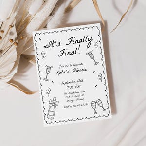 Peut inclure: Une carte d'invitation blanche avec du texte et des illustrations manuscrites noires. Le texte dit "It's Finally Final!" et invite les invités à célébrer le divorce de Katie le 18 septembre. Des verres à champagne et une bouteille sont dessinés.