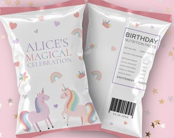 Puede incluir: Dos bolsas blancas para fiestas con detalles rosas, con ilustraciones de unicornios y el texto "ALICE'S MAGICAL CELEBRATION". Una bolsa muestra "BIRTHDAY NUTRITION FACTS" y un código de barras. Las bolsas están decoradas con arcoíris, corazones y estrellas.