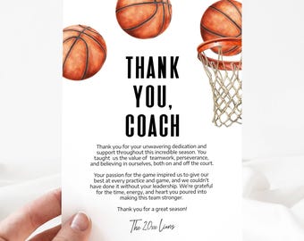 Puede incluir: Una tarjeta de agradecimiento para un entrenador de baloncesto con temática de baloncesto. La tarjeta presenta un aro de baloncesto con una pelota de baloncesto pasando por el aro y tres pelotas de baloncesto sobre un fondo blanco. El texto de la tarjeta dice "Gracias, Entrenador".