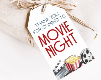Könnte beinhalten: Weißer Dankesanhänger mit blauem und rotem Text, der "Vielen Dank für Ihren Besuch bei Movie Night" lautet. Der Anhänger hat eine Filmrolle, Popcorn und eine Filmklappe als Illustration.