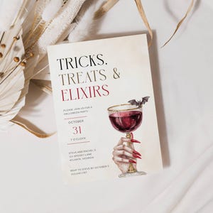 Könnte beinhalten: Halloween-Party-Einladung mit dem Text "TRICKS, TREATS & ELIXIRS". Die Einladung zeigt eine Aquarellillustration einer Hand, die ein Weinglas mit roter Flüssigkeit hält, eine Fledermaus und das Datum 31. Oktober.