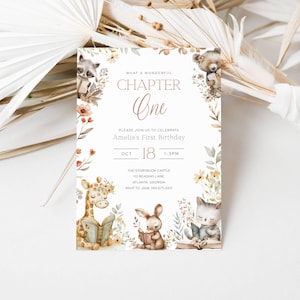 Puede incluir: Una invitación caprichosa para el primer cumpleaños de Amelia, con el texto "Chapter One". El diseño incluye ilustraciones de animales del bosque como un mapache, un oso, una jirafa, un conejo y un gato, todos leyendo libros. La invitación está enmarcada con flores y hojas.