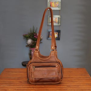 Compact Multi-Compartment Leather Handbag, Stylish Women's Organizer Bag, Classic medium sized handbag, Multiple pockets and compartments