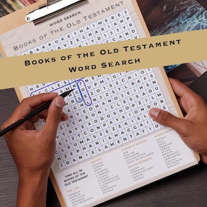 Könnte beinhalten: Ein Wortsuchrätsel "Bücher des Alten Testaments" auf einem Klemmbrett. Ein Bleistift wird verwendet, um Wörter im Raster einzukreisen. Das Rätsel enthält eine Liste von Büchern und ein Buchstabenraster.