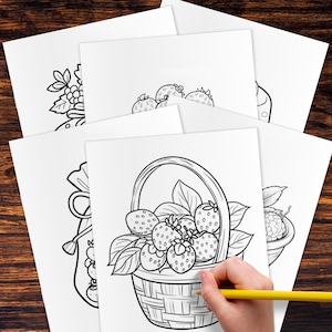 Puede incluir: Páginas para colorear en blanco y negro con fresas y otras bayas. Una mano con un lápiz amarillo está coloreando una cesta de fresas. Un juego de lápices de colores está en el lado izquierdo de la imagen.