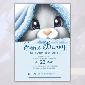 Könnte beinhalten: Eine Geburtstagseinladung mit einem niedlichen Hasen, der aus einer blauen Decke lugt. Der Text "Some Bunny is Turning One!" steht über den Party-Details, einschließlich Datum, Uhrzeit und Ort.