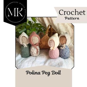 Puede incluir: Cuatro muñecas de madera de crochet con capuchas de diferentes colores. Las muñecas están sentadas sobre una superficie blanca. Las muñecas llevan capuchas rosas, verdes, blancas y azules. Patrón de crochet Muñeca de madera Polina.