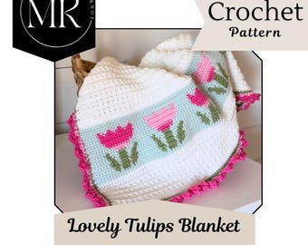 Könnte beinhalten: Eine weiße Häkeldecke mit einem horizontalen Streifen aus rosa Tulpenmotiven und grünen Stielen auf hellblauem Grund. Die Decke hat einen gewellten rosa Rand. Der Text auf dem Bild lautet "Crochet Pattern" und "Lovely Tulips Blanket".