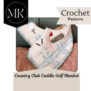 Op de afbeelding: Een crèmekleurige gehaakte deken met golfmotieven, waaronder een golfbal, vlag en golfbaan. De deken heeft blauwe en groene accenten en is gelabeld met "Country Club Cuddle Golf Blanket" en "Crochet Pattern."