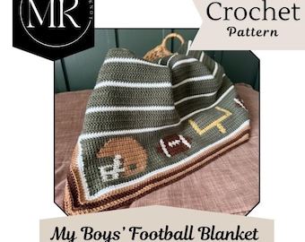 Op de afbeelding: Een gehaakte deken met een olijfgroene basis, witte horizontale strepen en een rand met een American football-thema. Het ontwerp bevat een bruine football-helm, een bruine football en een gele doelpaal. Tekst: My Boys' Football Blanket.