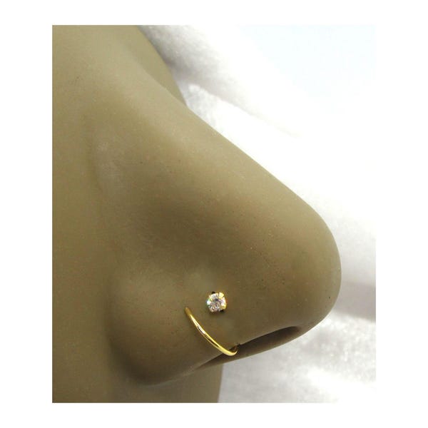 Argola de nariz delicada em prata esterlina dourada calibre 22 com diamante e cristal.