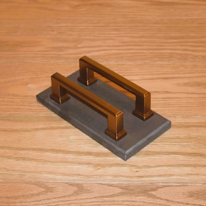 Handgemachter Serviettenhalter aus Solid Surface mit Messinggriffen | Dekoratives Prunkstück für Esstisch | Küchen Dekor