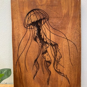 Handcrafted Jellyfish Wood Art – Ocean-Inspired Coastal Wall Decor – Nautical Sea Life Artwork – Handmade Beach House Accent