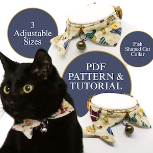 Puede incluir: Un patrón PDF y un tutorial para hacer un collar de gato con forma de pez. El collar está hecho de tela beige con un estampado de pollos coloridos. El collar es ajustable y viene en tres tamaños. La imagen también muestra un gato negro usando el collar.