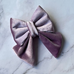 Lavendel fluwelen matrozenboog voor honden en katten, lichtpaarse vlinderdas voor huisdieren met elastiek voor kraag, luxe nekaccessoire cadeau voor meisje puppy