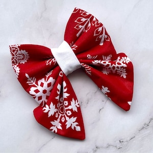 Rode kerstzeilerboog met witte sneeuwvlokken voor honden en katten, kerstvakantie huisdier strikaccessoire, feestelijke winter over de kraag rode strik