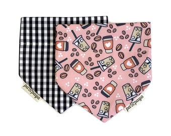 Bandana dla psa Pup Cup Coffee na kołnierzu, dwustronna, wsuwana bandana dla zwierząt, klasyczna czarno-biała bandana w kratkę dla psa, kolor różowej/mrożonej kawy