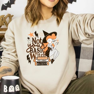 Não é sua camisa básica de bruxa, camisa de Halloween, camisa de bruxa, camisa assustadora, moletom de Halloween, presente de Halloween, moletom feminino de Halloween
