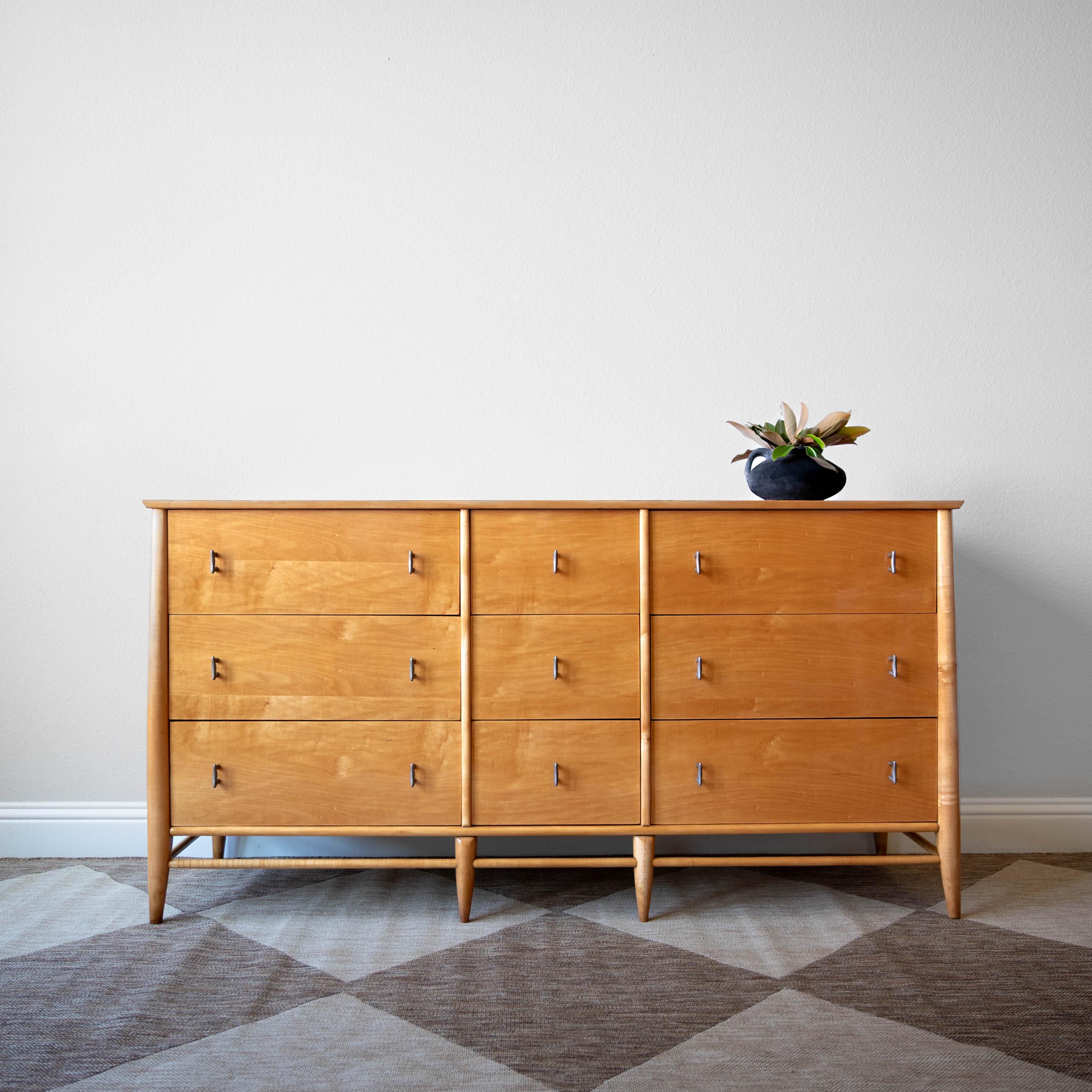 LA Period Furnitureの9-drawer dresserです。存在感のあるクラシカルデザインのアメリカヴィンテージドレッサー。ヴィンテージならではの深い色合いと、美しい木目が魅力です♪CE227 Mid Century Modern 9 Drawer Dresser by LA Period Solid Elm