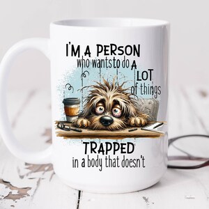 Sono una persona intrappolata in un corpo PNG, disegno a sublimazione, cane stanco PNG, citazione sarcastica, umorismo per adulti, simpatico cane acquerello, tazza buffa, bicchiere immagine 2