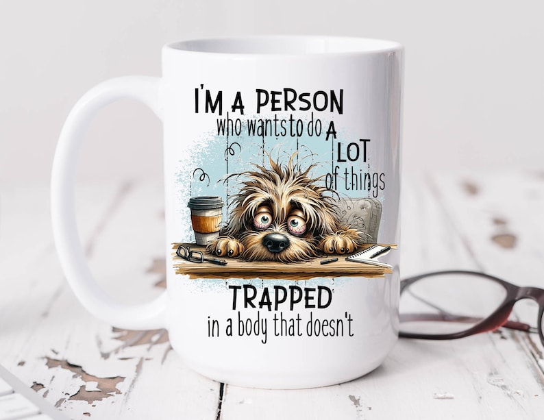 Sono una persona intrappolata in un corpo PNG, disegno a sublimazione, cane stanco PNG, citazione sarcastica, umorismo per adulti, simpatico cane acquerello, tazza buffa, bicchiere immagine 2