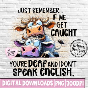 Op de afbeelding: Een digitale afbeelding met twee cartoonkoeien met grote ogen, de een op de ander gestapeld. De tekst luidt: JUST REMEMBER... IF WE GET CAUGHT YOU'RE DEAF AND I DON'T SPEAK ENGLISH. Een roze hartje toont Sassy By Sue en een stempel Original Designer.