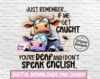 Può includere: Una grafica digitale con due mucche dei cartoni animati dagli occhi spalancati, una sopra l'altra. Il testo recita: JUST REMEMBER... IF WE GET CAUGHT YOU'RE DEAF AND I DON'T SPEAK ENGLISH. Un cuore rosa riporta Sassy By Sue e un timbro Original Designer.
