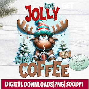 Può includere: Grafica digitale con un alce dei cartoni animati con un cappello invernale e una tazza di caffè. Il testo recita "hot JOLLY before COFFEE" e "NEED COFFEE". L'immagine ha un tema invernale con neve e alberi di Natale.