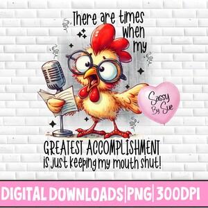 Pode incluir: Uma ilustração de desenho animado de um frango usando óculos e segurando um microfone. O frango está cantando no microfone e tem um balão de fala que diz "Existem momentos em que minha maior conquista é simplesmente manter a boca fechada!" A imagem tem um fundo de tijolos brancos e um balão em forma de coração rosa que diz "Sassy By Sue".