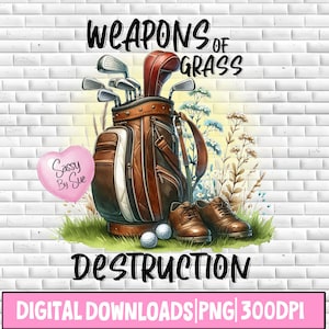 Puede incluir: Una bolsa de golf de cuero marrón con palos de golf y un corazón rosa con el texto "Sassy By Sue". El texto "Weapons of Grass Destruction" está debajo de la bolsa. La imagen está sobre un fondo de ladrillo blanco.